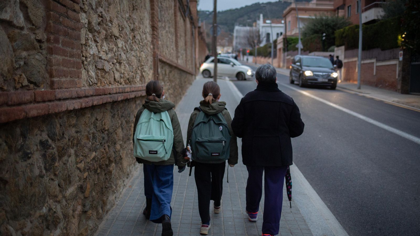 Dos menors acudeixen a classe el primer dia després de les vacances de Nadal, a Barcelona