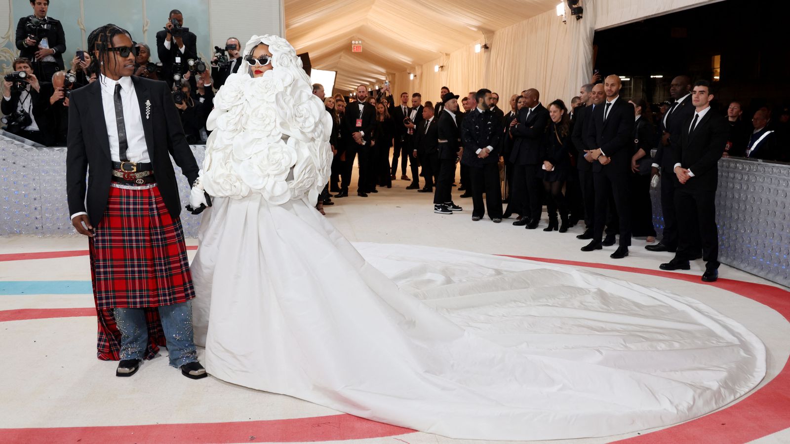Rihanna anava amb un vestit de grans flors blanques i unes ulleres de sol, amb pestanyes postisses, que li tapaven els ulls