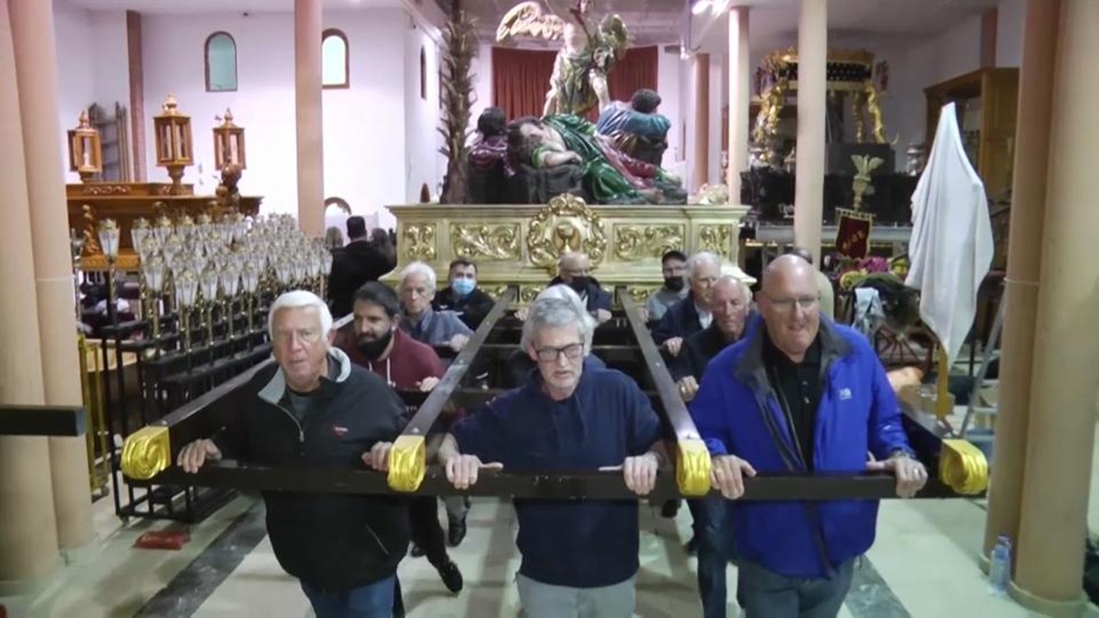 El pas de la Setmana Santa que porten exclusivament estrangers, majoritàriament britànics