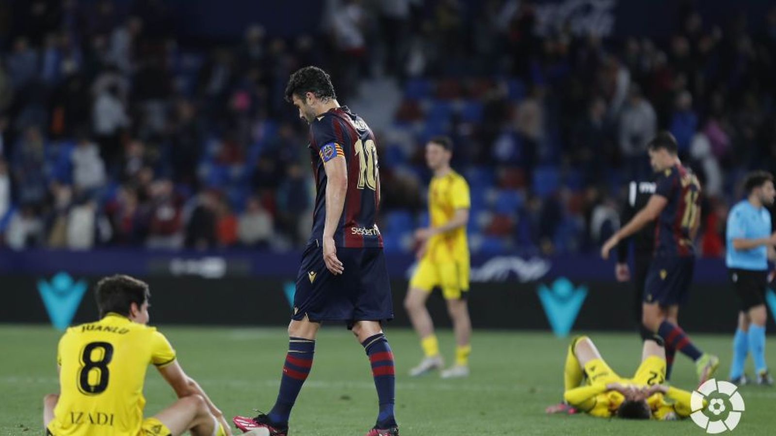 Els jugadors del Llevant, capbaix després de la derrota