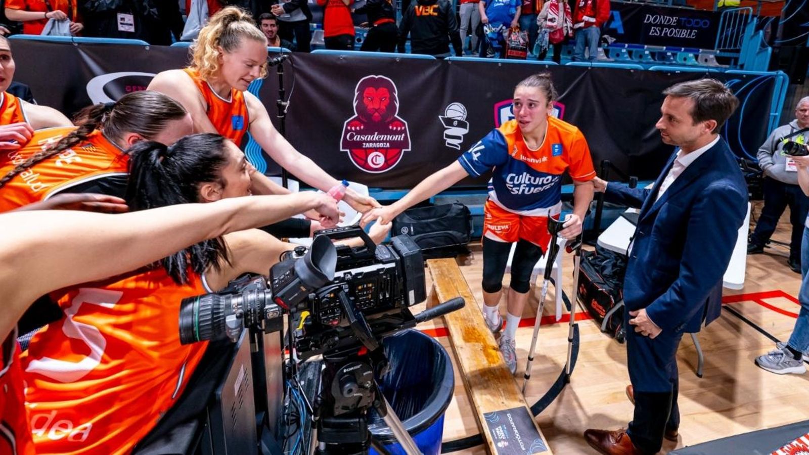 Les llàgrimes de Raquel Carrera per la lesió durant el partit Les llàgrimes de Raquel Carrera per la lesió