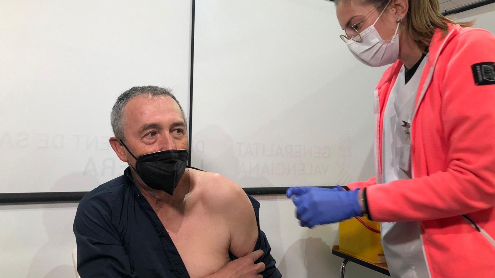El diputat de Compromís al Congrés dels Diputats, Joan Baldoví, rep la primera dosi de la vacuna d'AstraZeneca