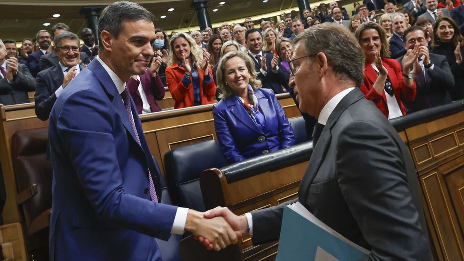 El candidat socialista rep la felicitació del líder del PP, Alberto Núñez Feijóo