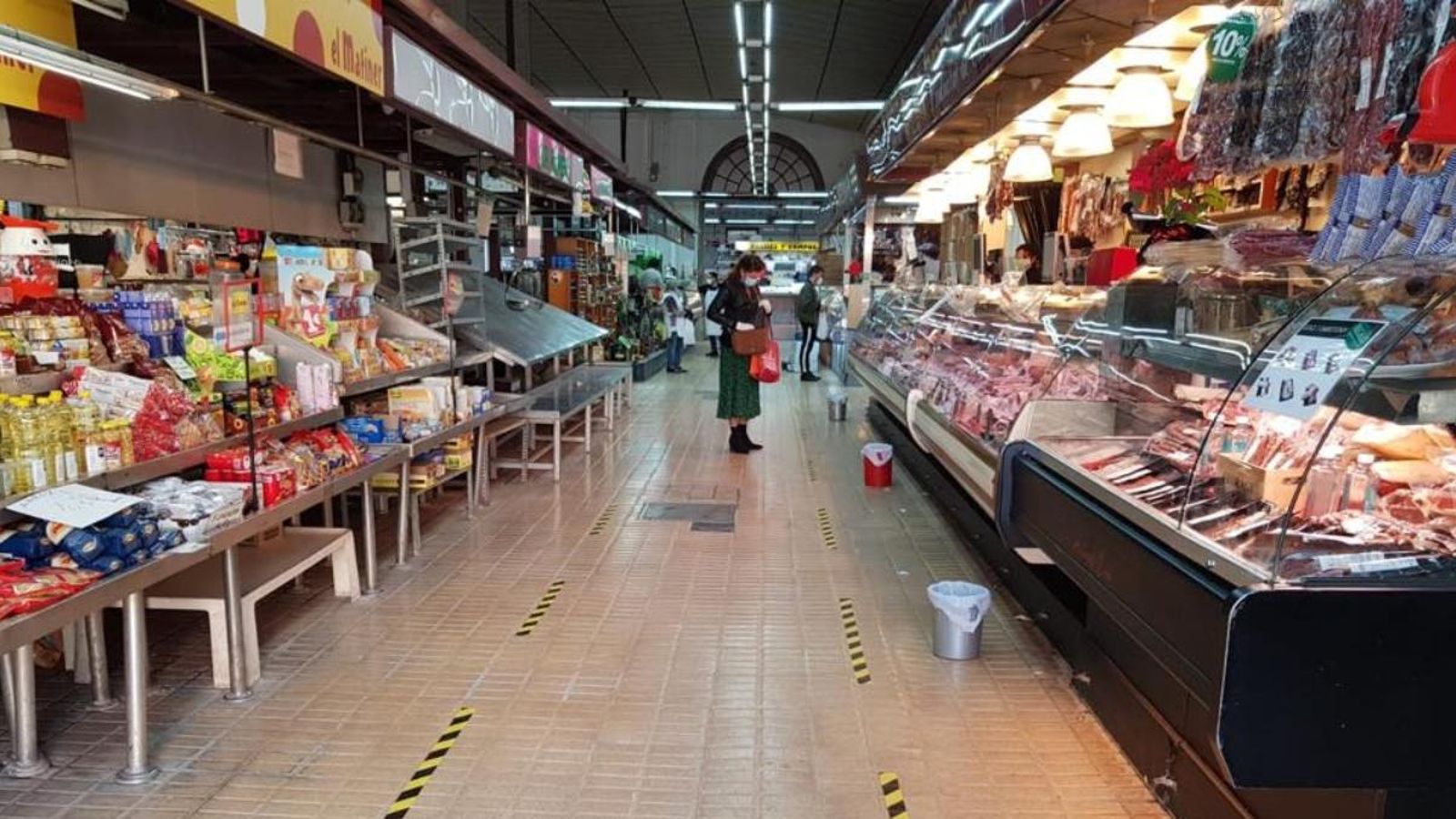 Una dona fa la compra al Mercat Central de Castelló