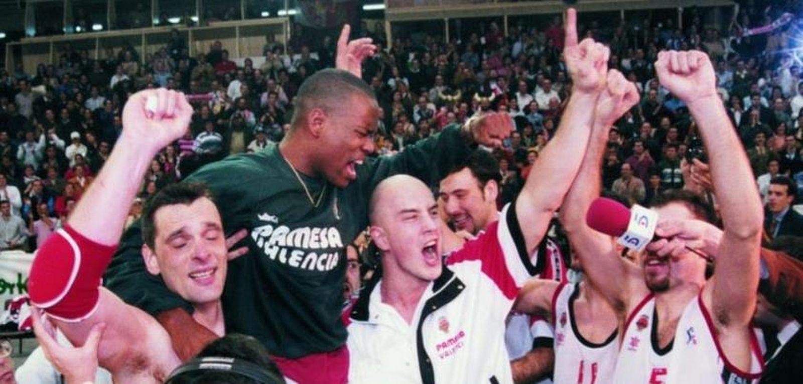 Els jugadors del Pamesa València celebren el títol