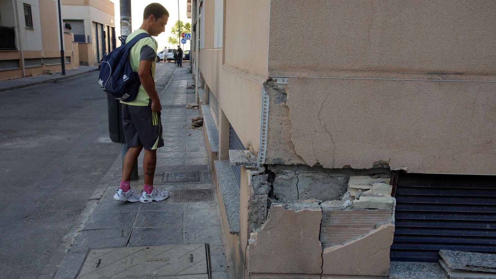 Un home aprecia al municipi de Las Gabias els danys que han provocat els moviments de terra dels últims dies