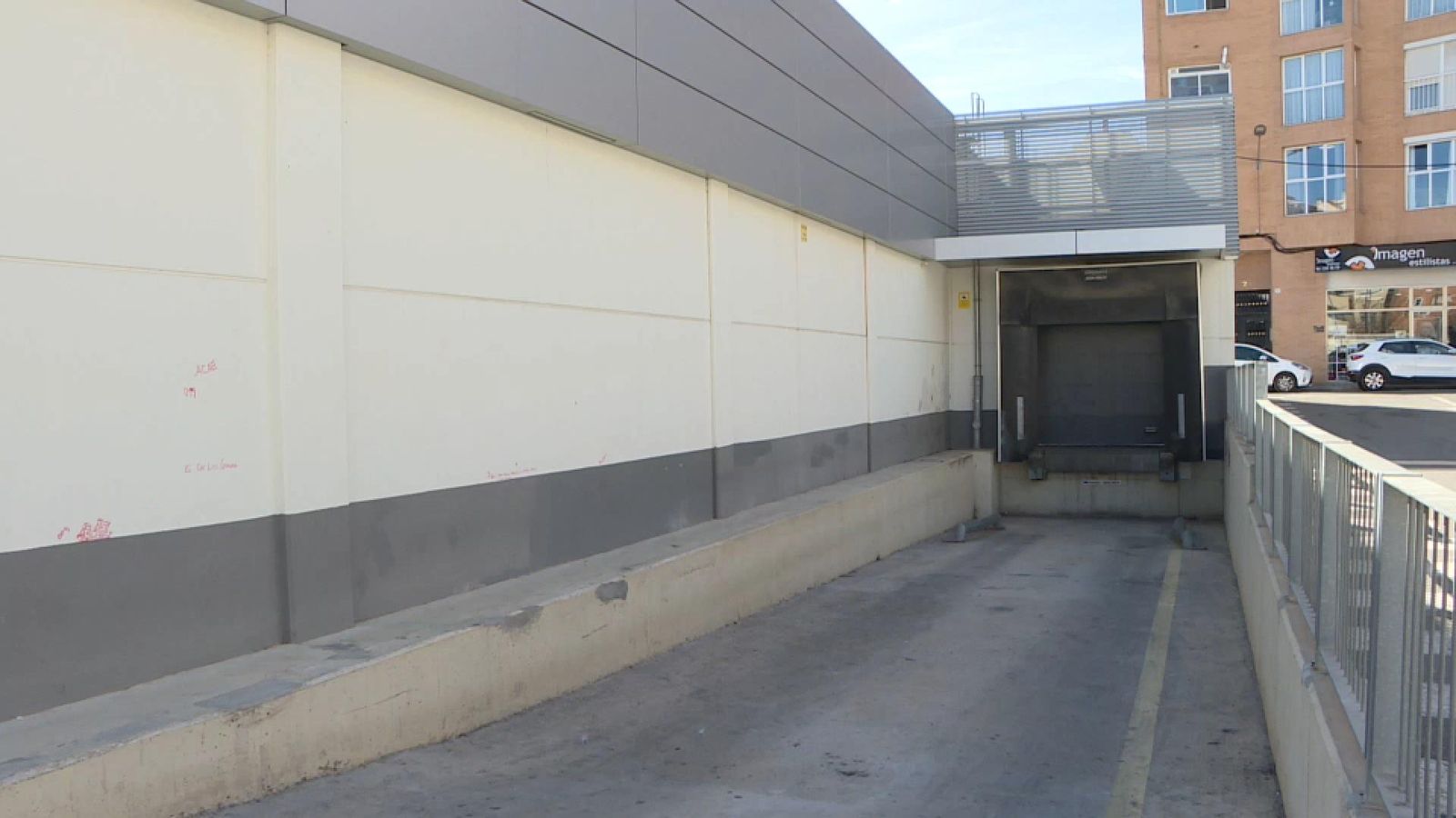 Moll de càrrega que està en una de les façanes del supermercat del barri de Torrefiel de València, on van passar els fets poc abans de la una d'aquest dilluns