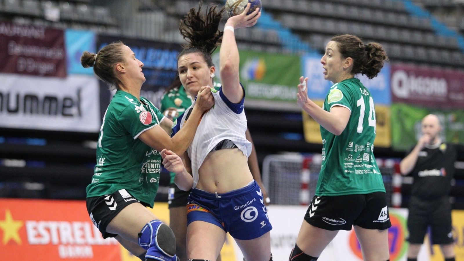 Les jugdores de l'Elx tracten d'evitar un gol del Granollers