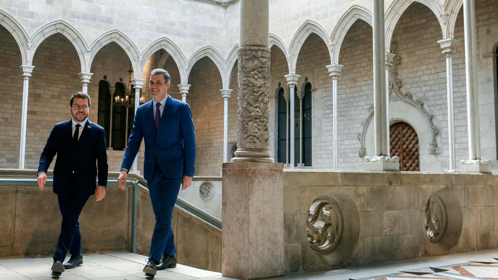 Aragonés i Sánchez accedeixen a la gal·leria gòtica del Palau de la Generalitat abans de la reunió que han tingut aquest dijous