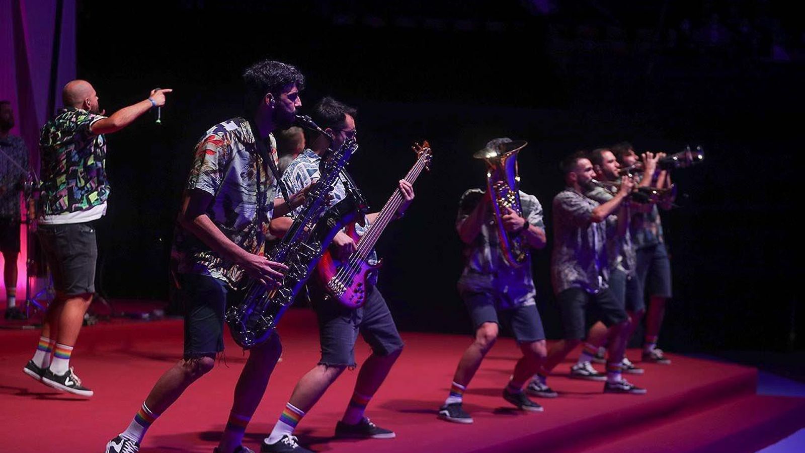 La banda de música alzirenya La Fúmiga ha tocat per sorpresa a l'escenari de La Fonteta