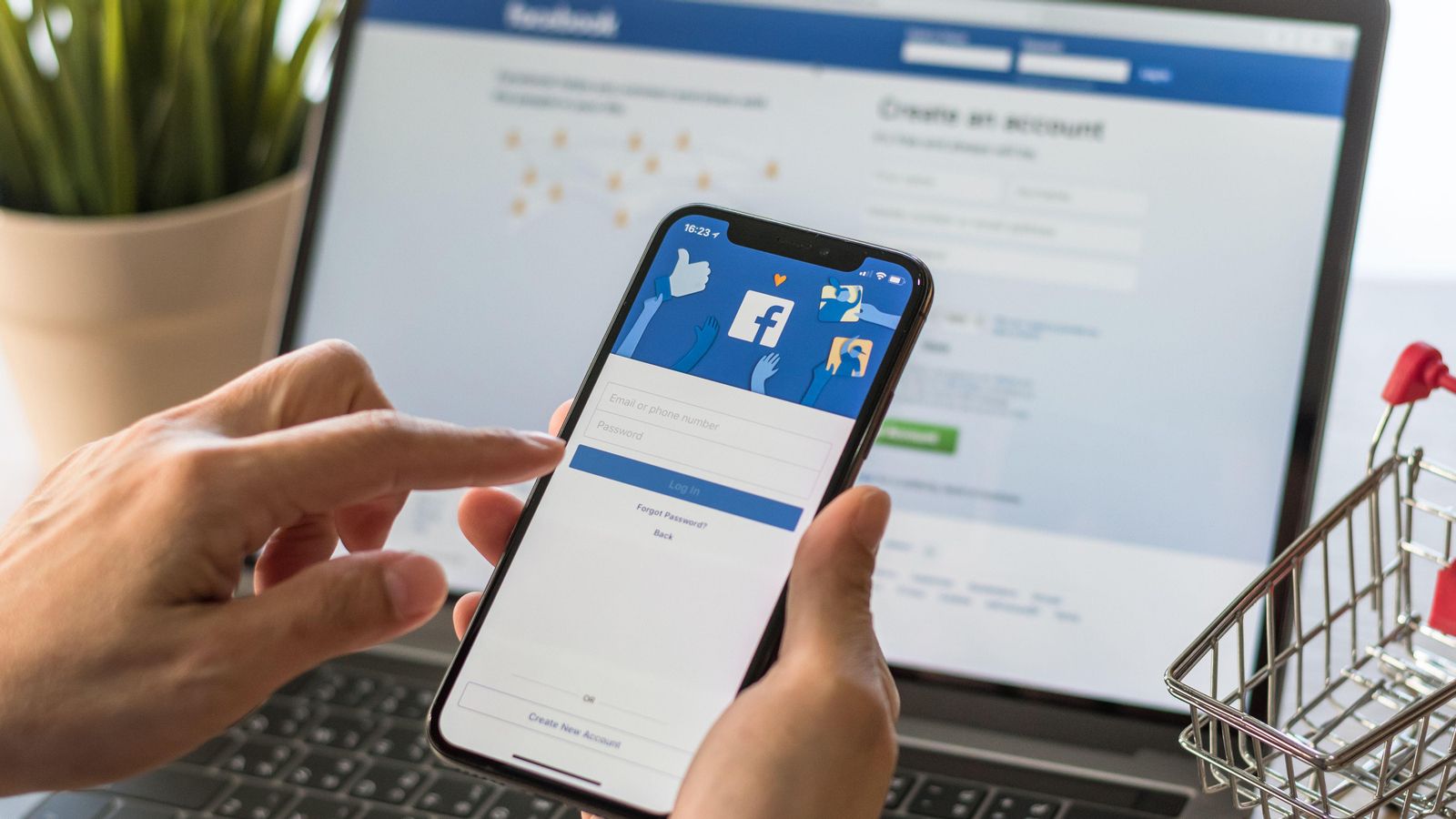 Meta, propietària de Facebook i altres dues xarxes socials, perd guanys en els primers mesos de l'any
