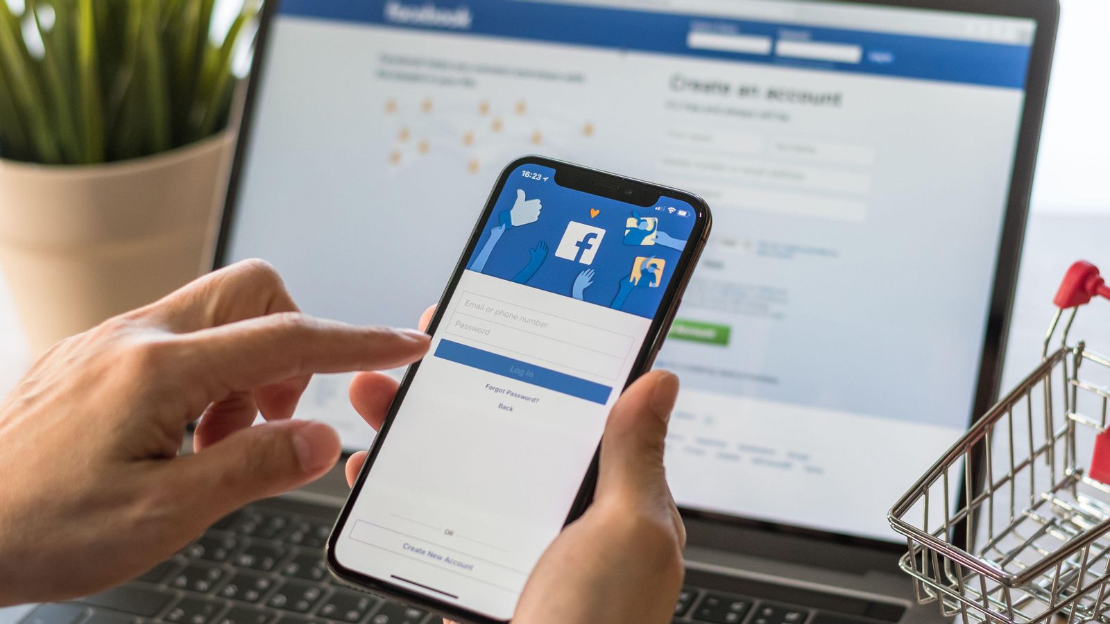Meta, propietària de Facebook i altres dues xarxes socials, perd guanys en els primers mesos de l'any