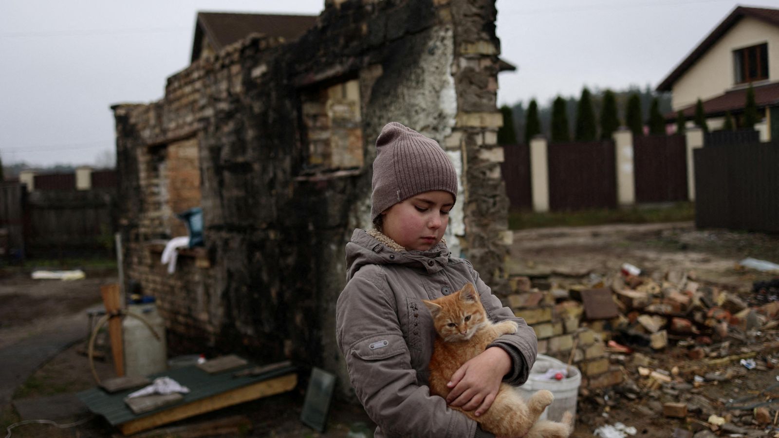 Yuliia Zaika, una xiqueta ucraïnesa de 9 anys, sosté al seu gat enfront de la casa destruïda de la seua família en Moshchun prop de Kyiv, Ucraïna