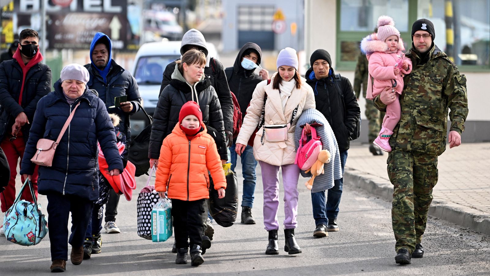 Població ucraïnesa arriba a la frontera polonesa fugint de la invasió de les tropes russes