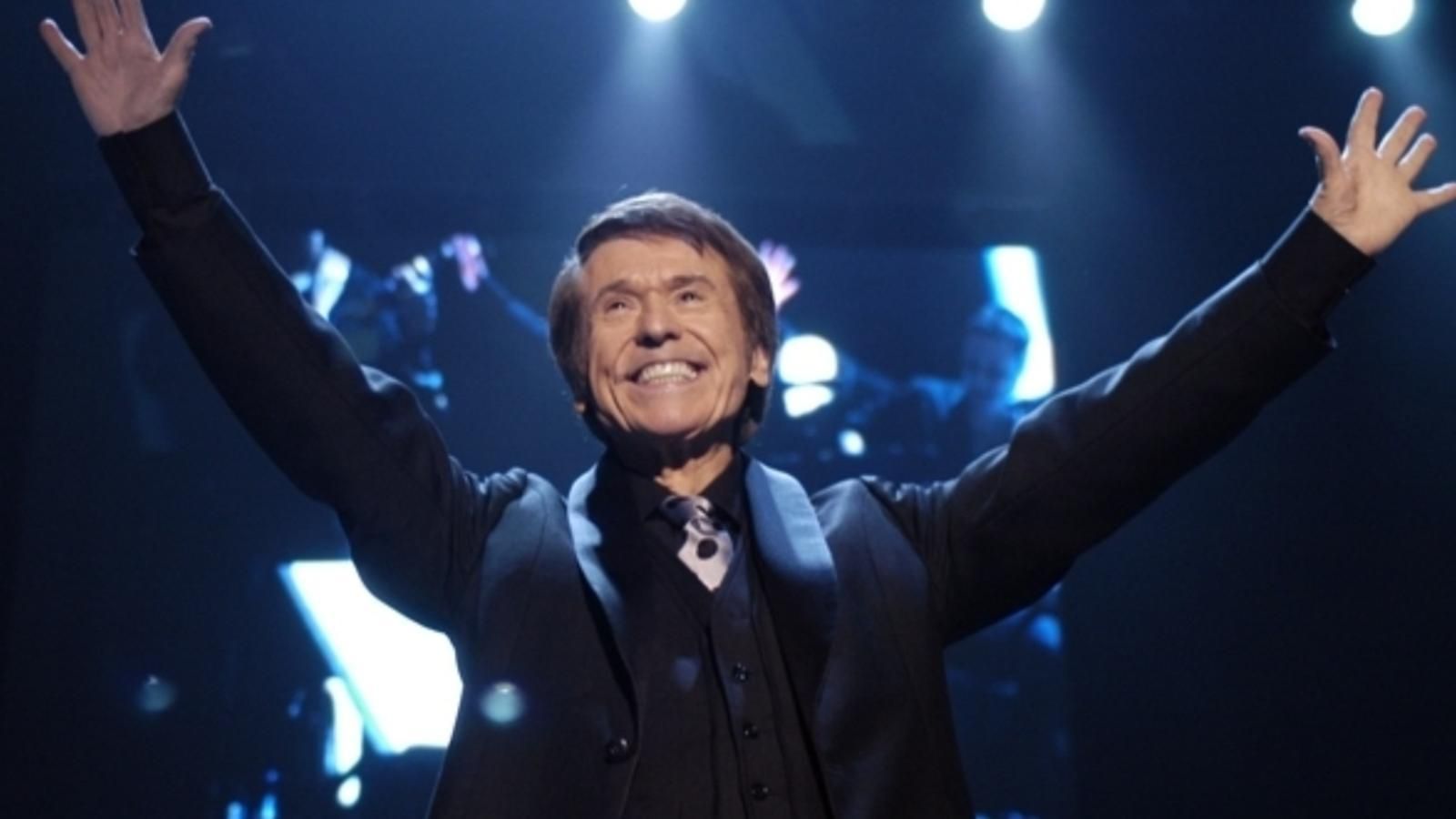 Raphael, en una imatge d'arxiu durant un concert a València Raphael, en una imatge d'arxiu durant un concert a València