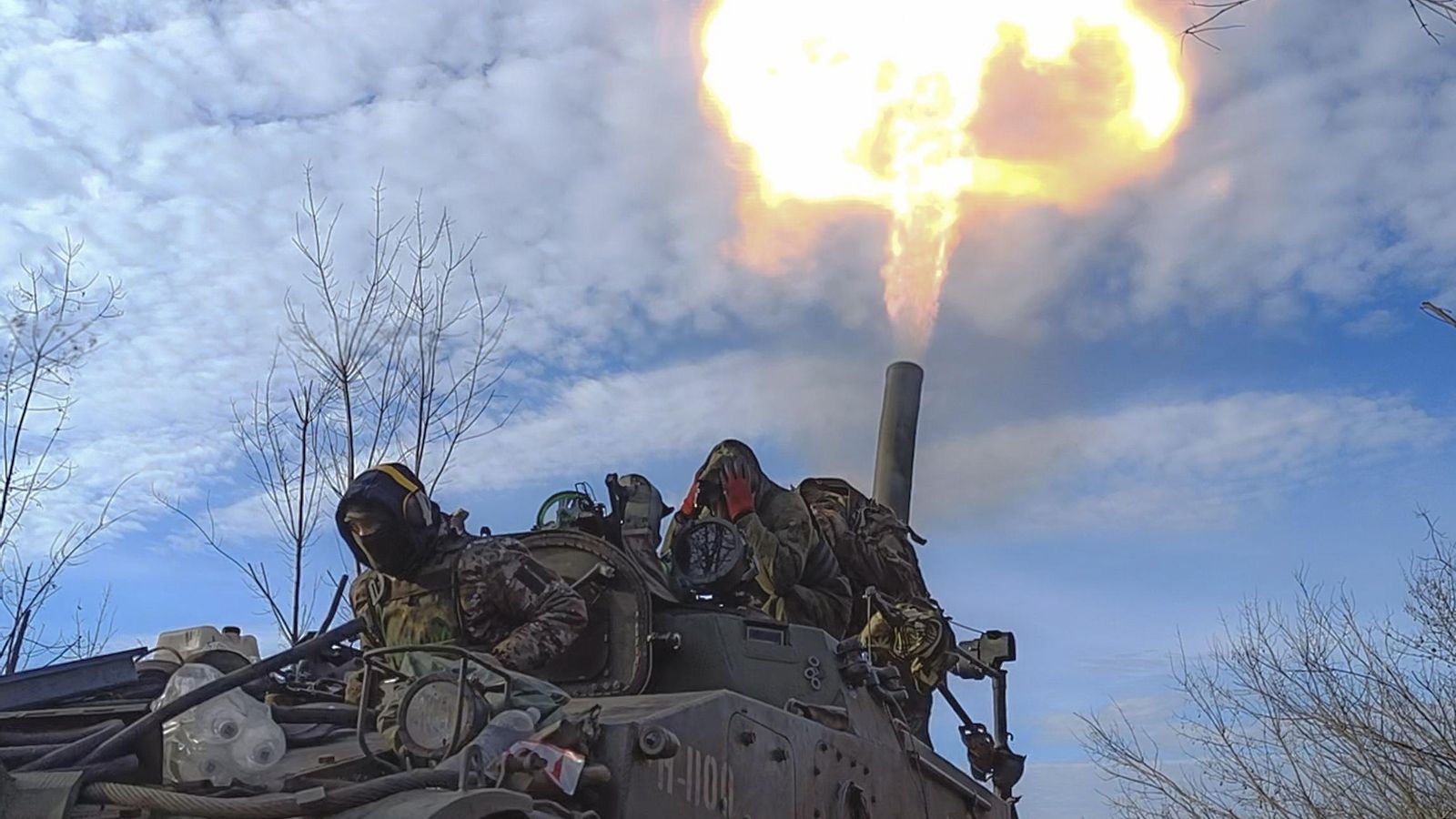 Les forces de l'autoproclamada República Popular de Donetsk disparen un morter autopropulsat prop de Bakhmut, Ucraïna,