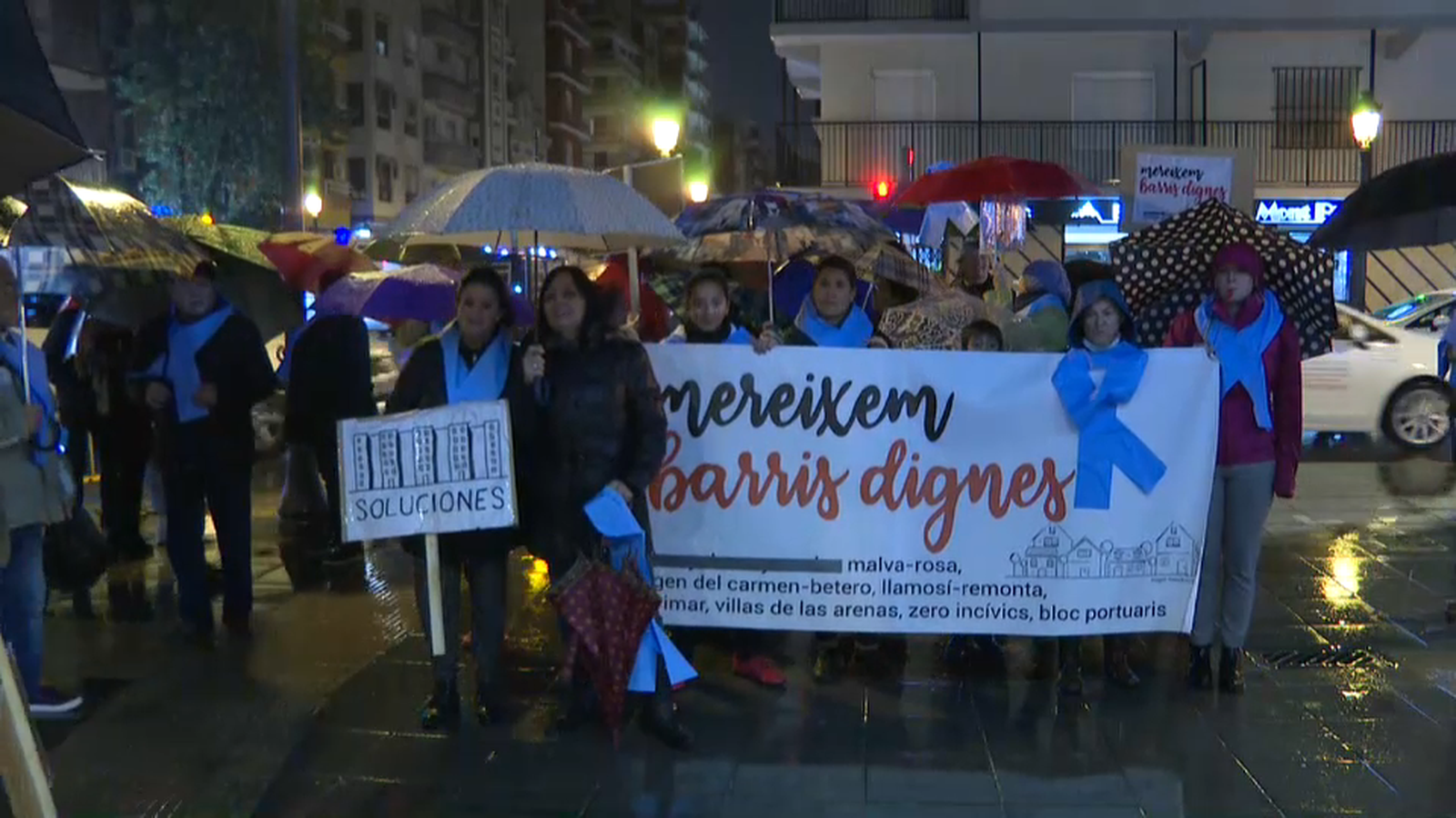 Dotzenes de veïns es concentren als carrers de València