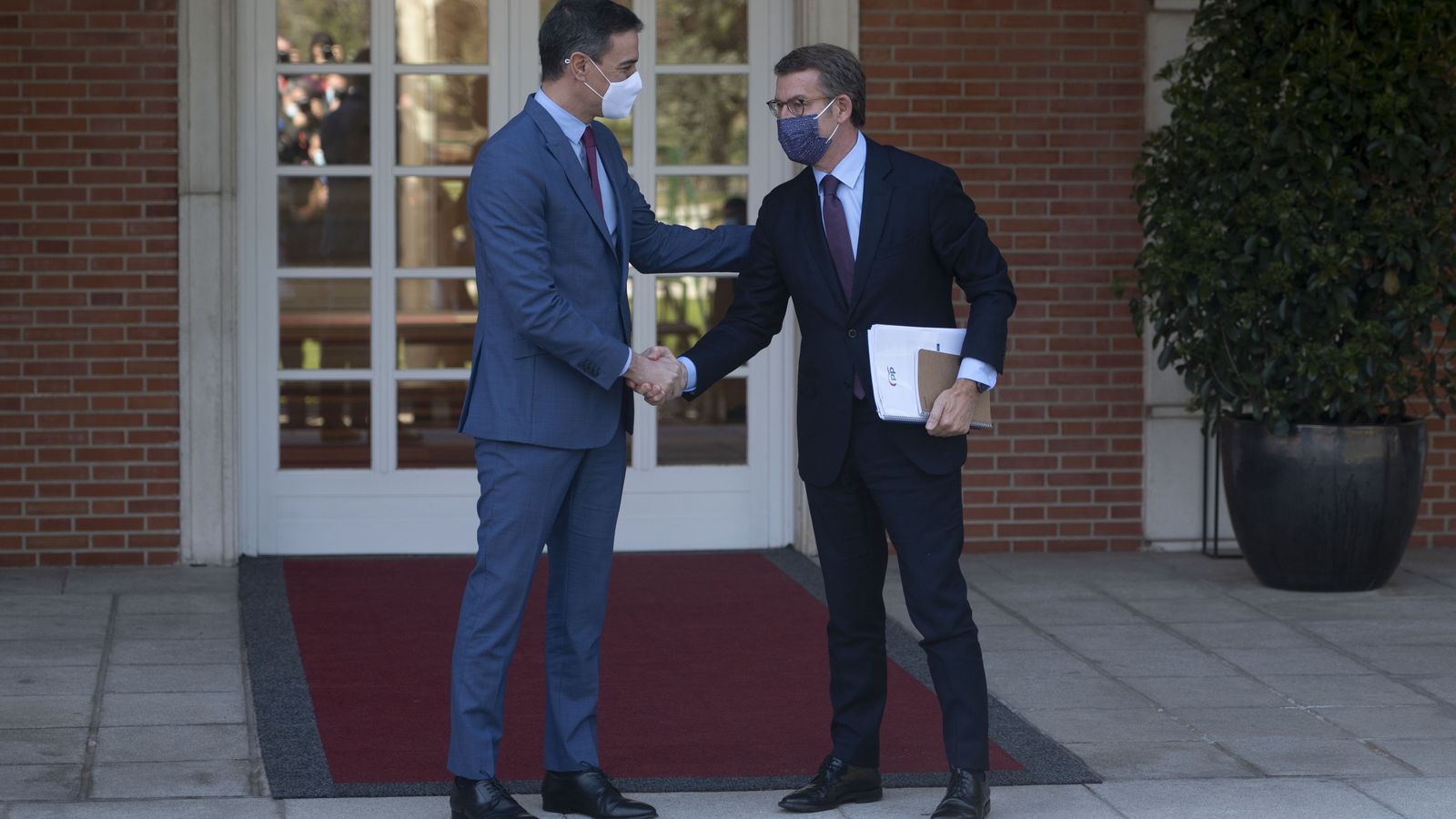 El president del govern, Pedro Sánchez, rep al líder nacional del PP, Alberto Núñez Feijóo