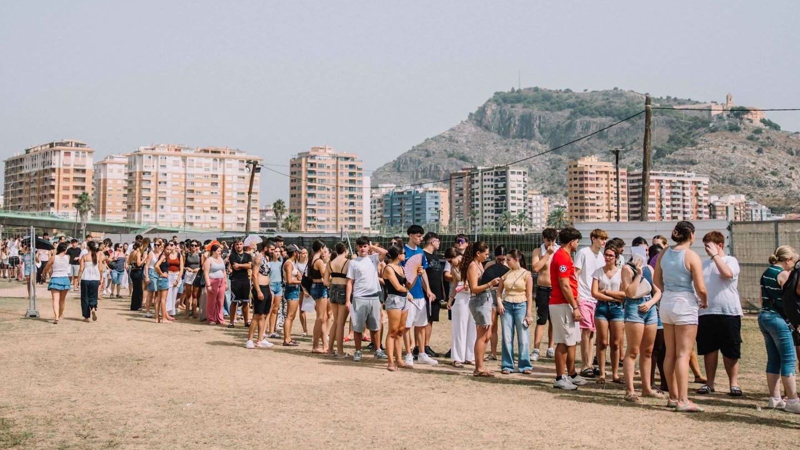 Els primers assistents al Zevra van recollir este dijous les polseres per a accedir al festival
