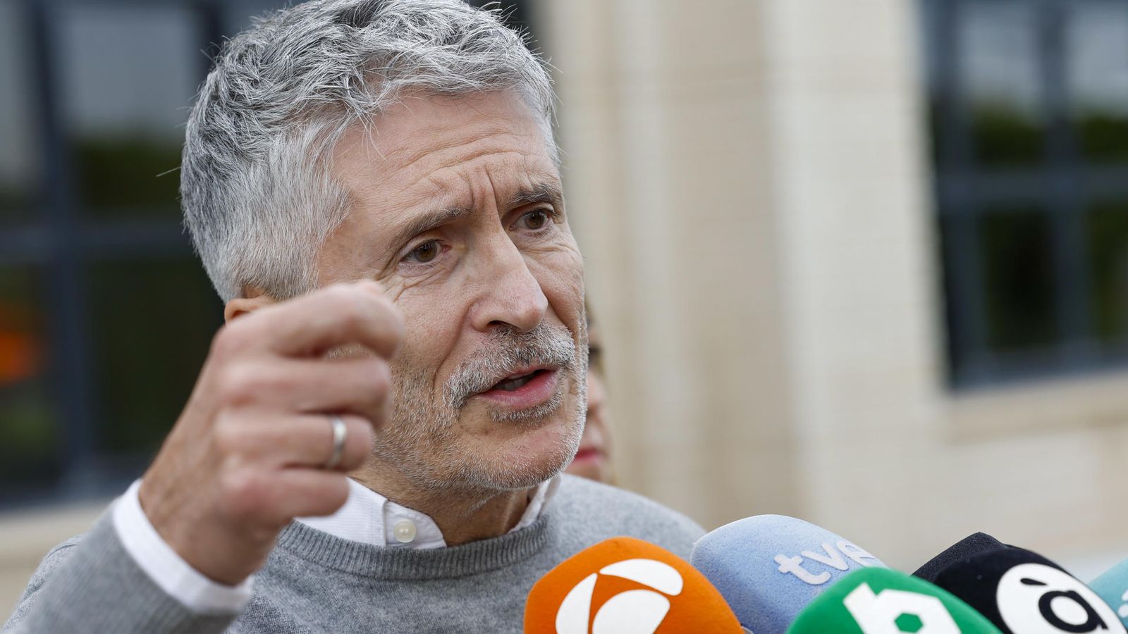 El ministre de l'Interior, Fernando Grande-Marlaska, atén els mitjans a l'Eliana