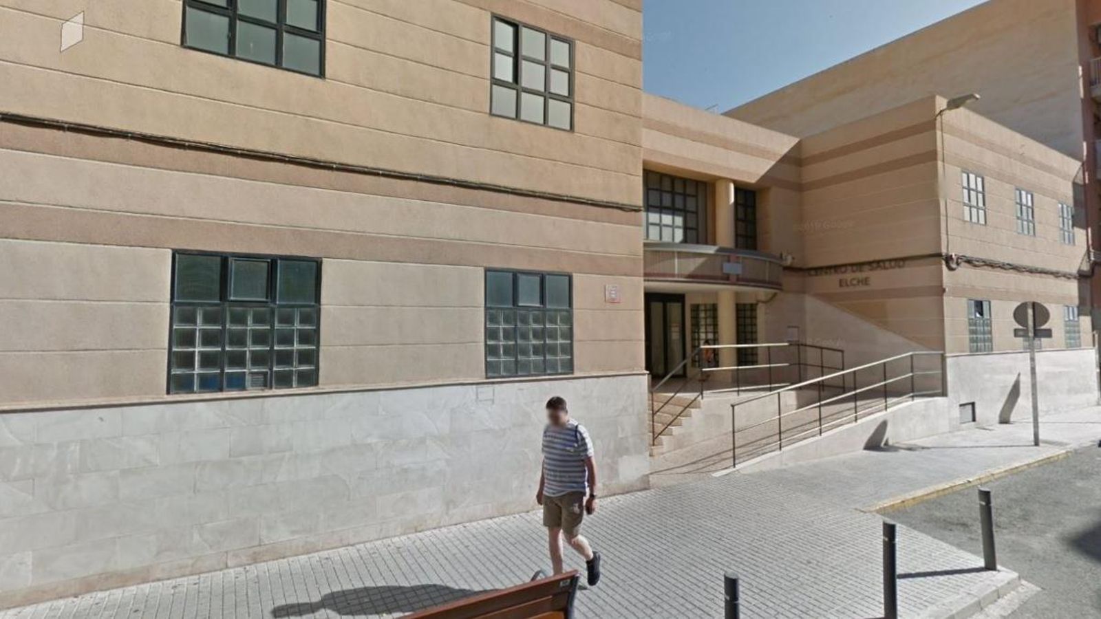 Una persona passa per davant del Centre de Salut Carrús