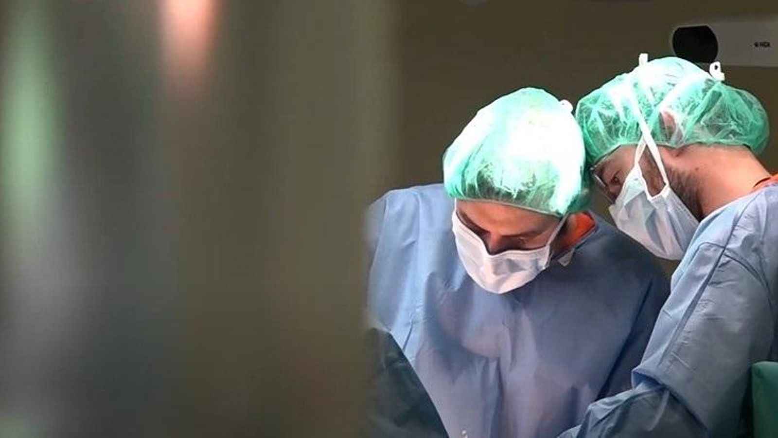 Dos metges, durant una intervenció, en una imatge d'arxiu