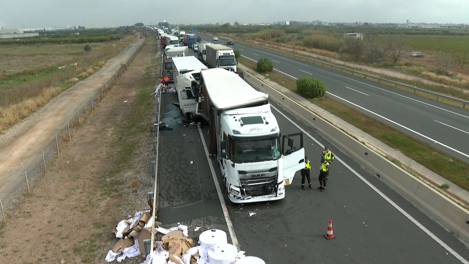 Un xoc entre dos camions deixa quilòmetres de retencions a l'AP-7 a l'altura de Moncofa