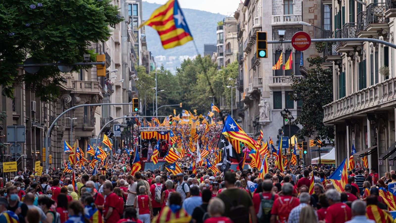 Imatges de la multitudinària manifestació independentista amb motiu de la Diada Nacional de Catalunya a Barcelona