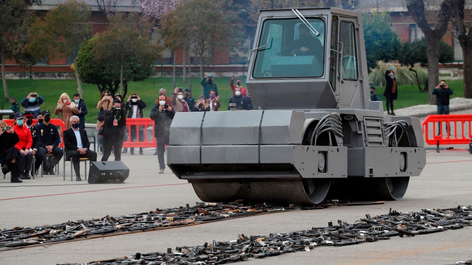 Una piconadora passa per damunt de les armes confiscades