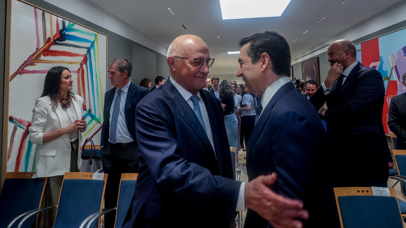 El president de Banco Sabadell, Josep Oliu , i el del BBVA, Carlos Torres Vila, en juny de 2024