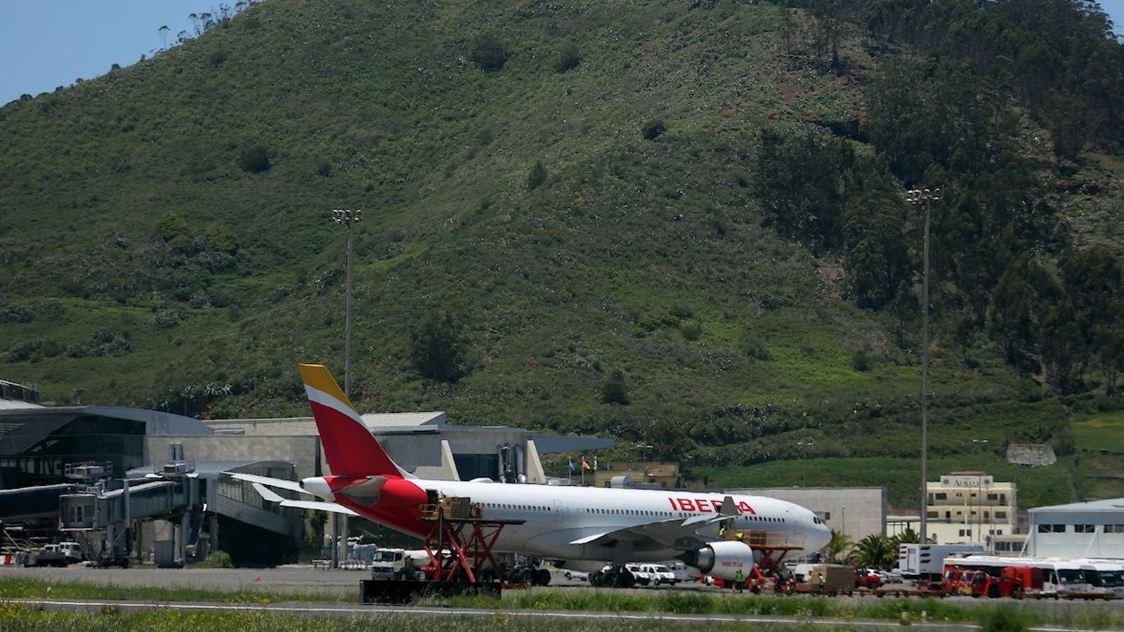 En imatge, un avió d'Iberia a l'aeroport de Tenerife Nord-Ciutat de La Llacuna