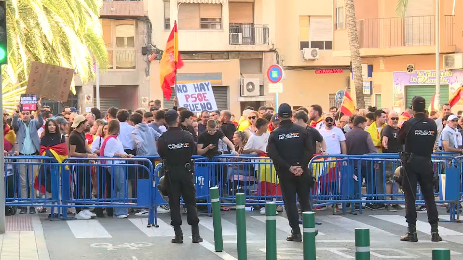 Concentració convocada per Vox davant de la seu del PSPV a Alacant