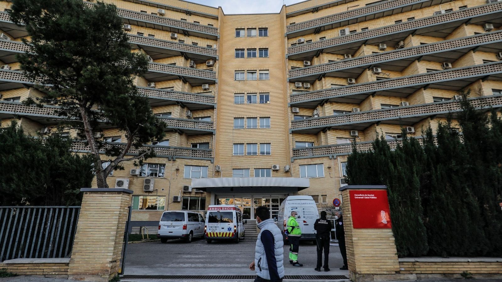 Una persona passa per davant de l'antic Hospital La Fe de València
