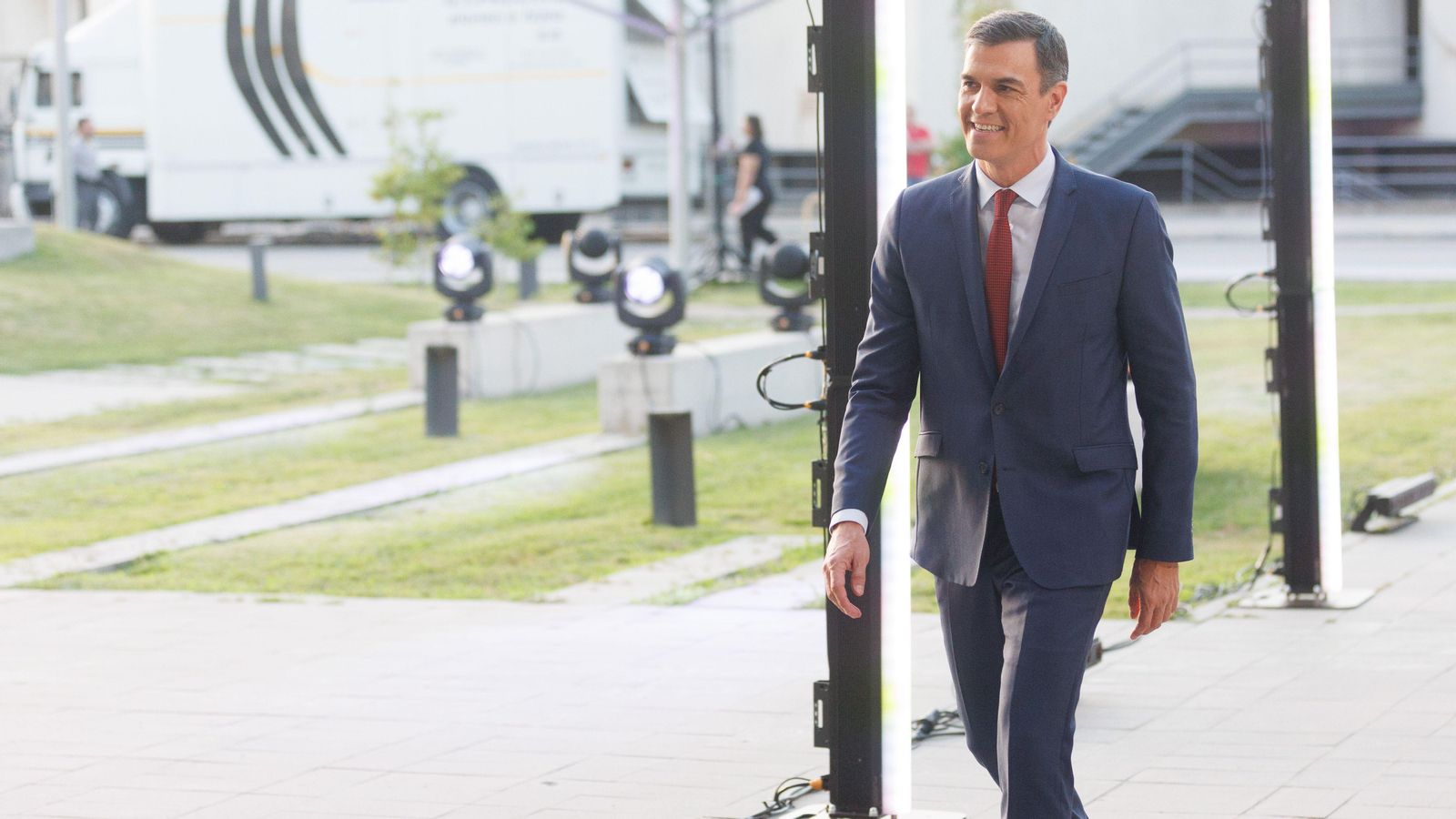 Sánchez, en una imatge d'arxiu, arriba a les instal·lacions de RTVE, on l'ha entrevistat este dimarts Gema Nierga