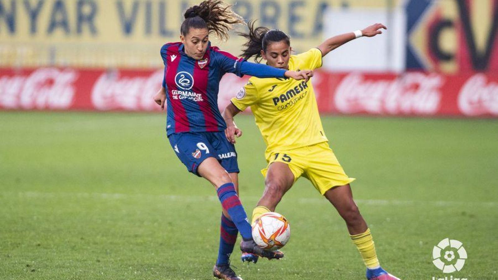 La granota Fiamma fa un llançament davant la defensa d'una jugadora del Vila-real