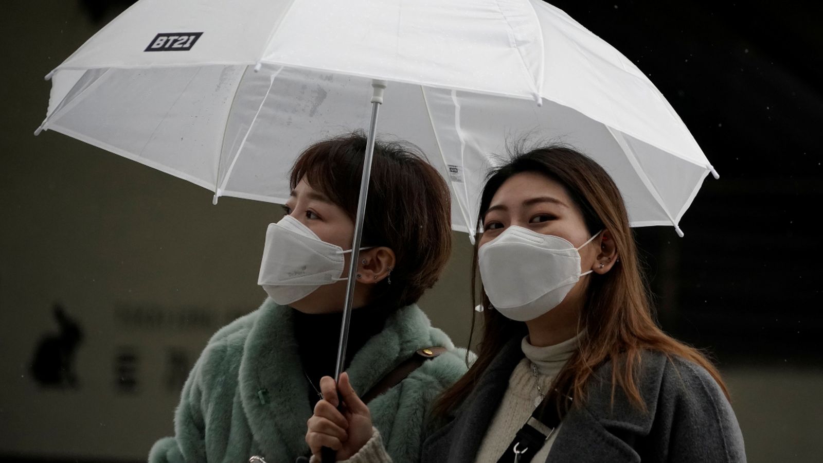 Dues joves porten màscares a l’estació de ferrocarril de Seül el 25 de febrer