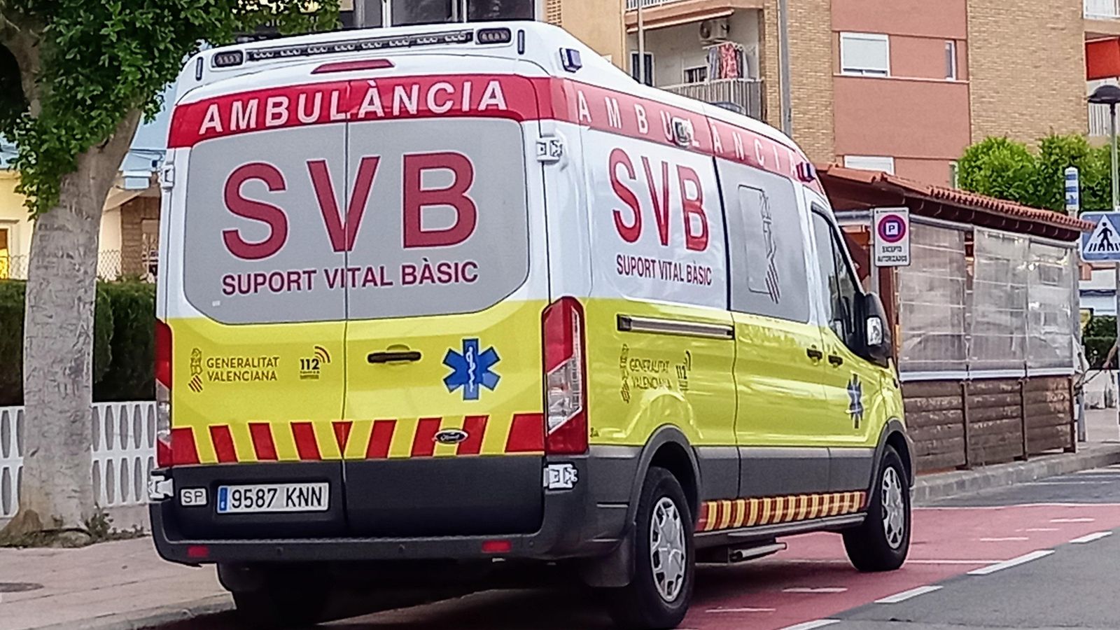 La dona va ser traslladada en ambulància a l'Hospital del Baix Segura Foto d'arxiu d'una ambulància de Suport Vital Bàsic (SVB)