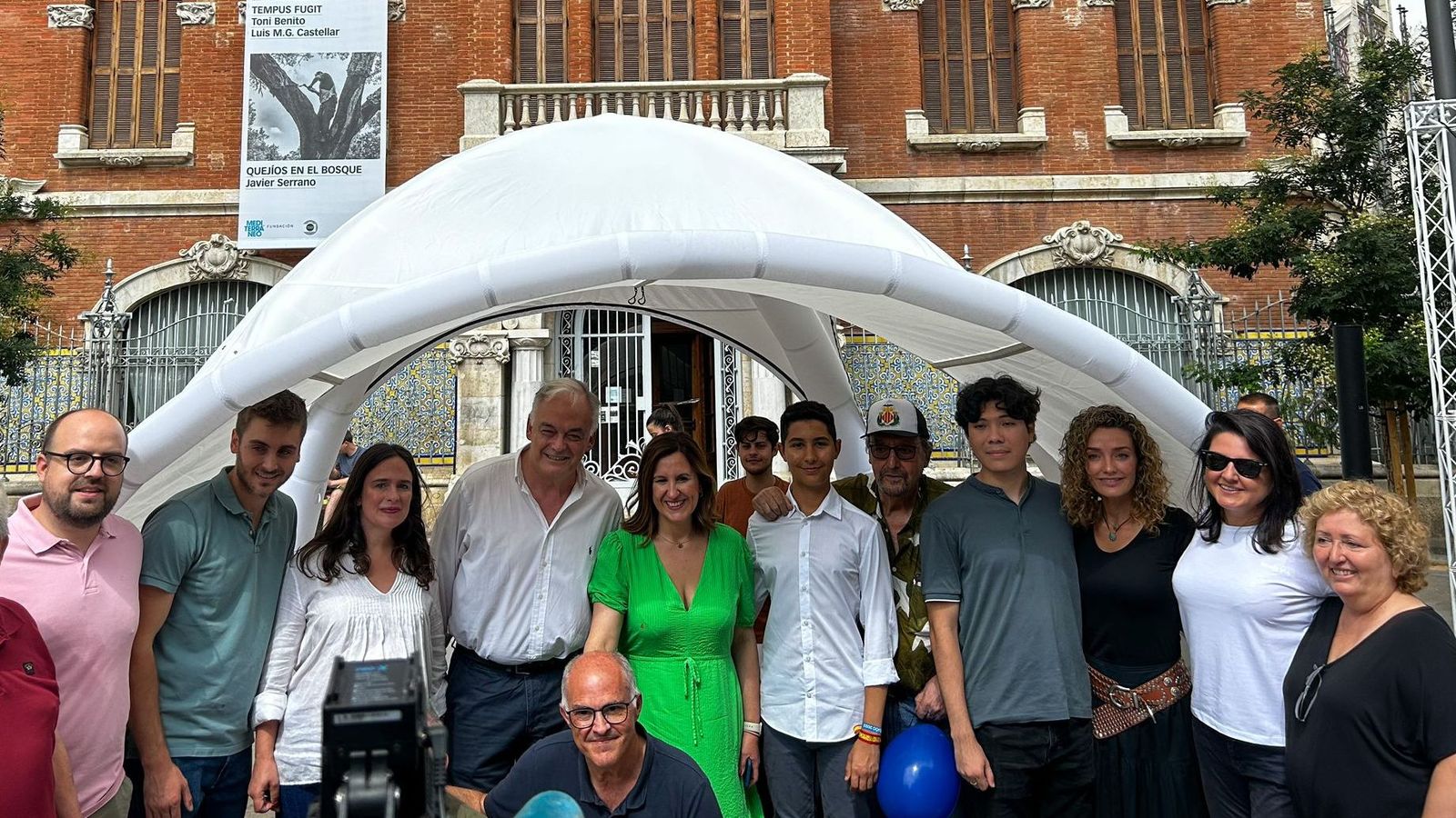 González Pons, juntament amb l'alcaldessa de València i la número 2 de la llista al Congrés per València, en la carpa que ha instal·lat el partit junt al Mercat Central de València