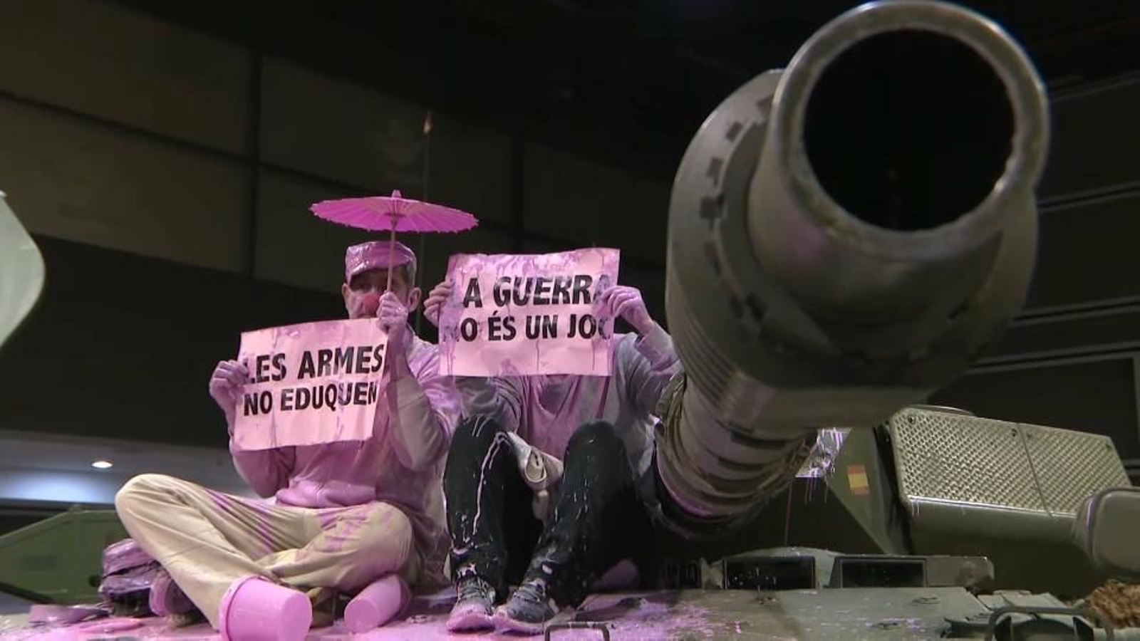 Dos dels activistes que han protestat per la inclusió dels carros de combat en Expojove