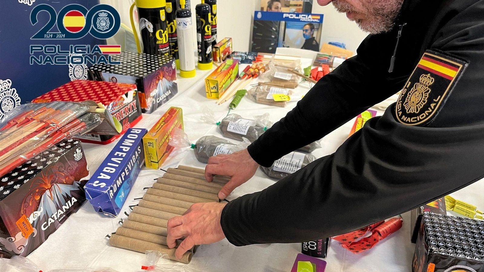 Un agent de la Policia Nacional amb material pirotècnic requisat
