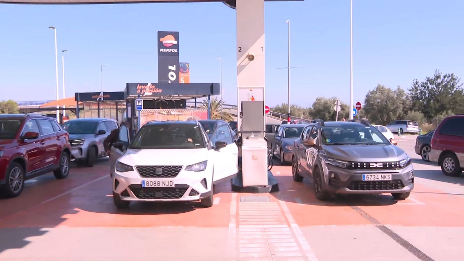 Gasolineres el primer dia de rebaixa de l'IVA