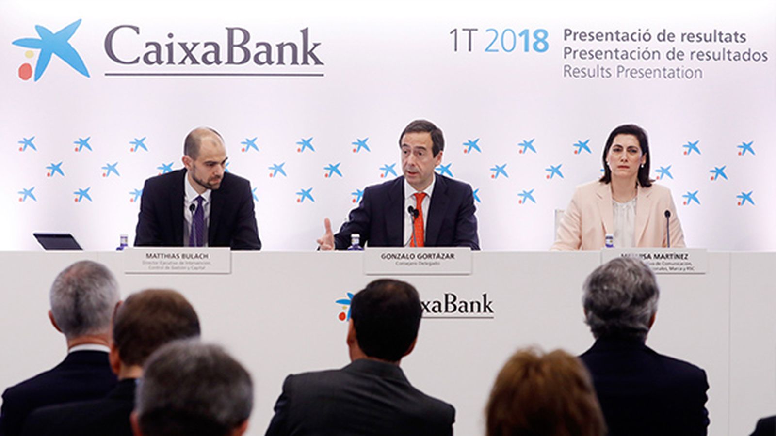 El conseller delegat de CaixaBank, Gonzalo Gortázar (centre) presenta els resultats de l'entitat del primer trimestre en una roda de premsa celebrada a València