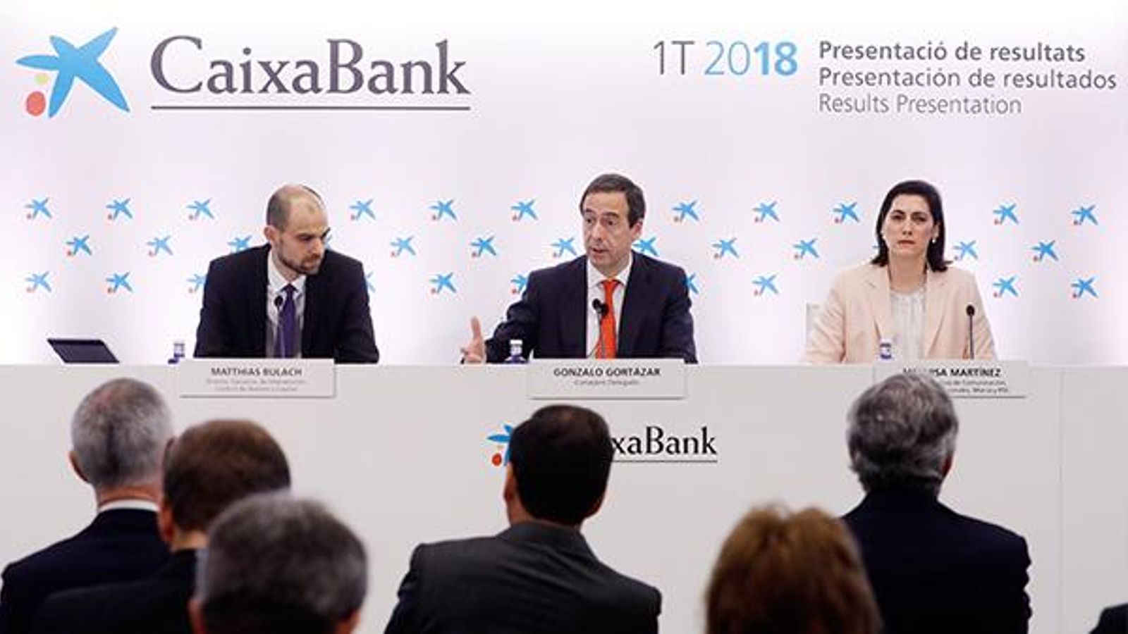El conseller delegat de CaixaBank, Gonzalo Gortázar (centre) presenta els resultats de l'entitat del primer trimestre en una roda de premsa celebrada a València El conseller delegat de CaixaBank, Gonzalo Gortázar (centre) presenta els resultats de l'entitat del primer trimestre en una roda de premsa celebrada a València