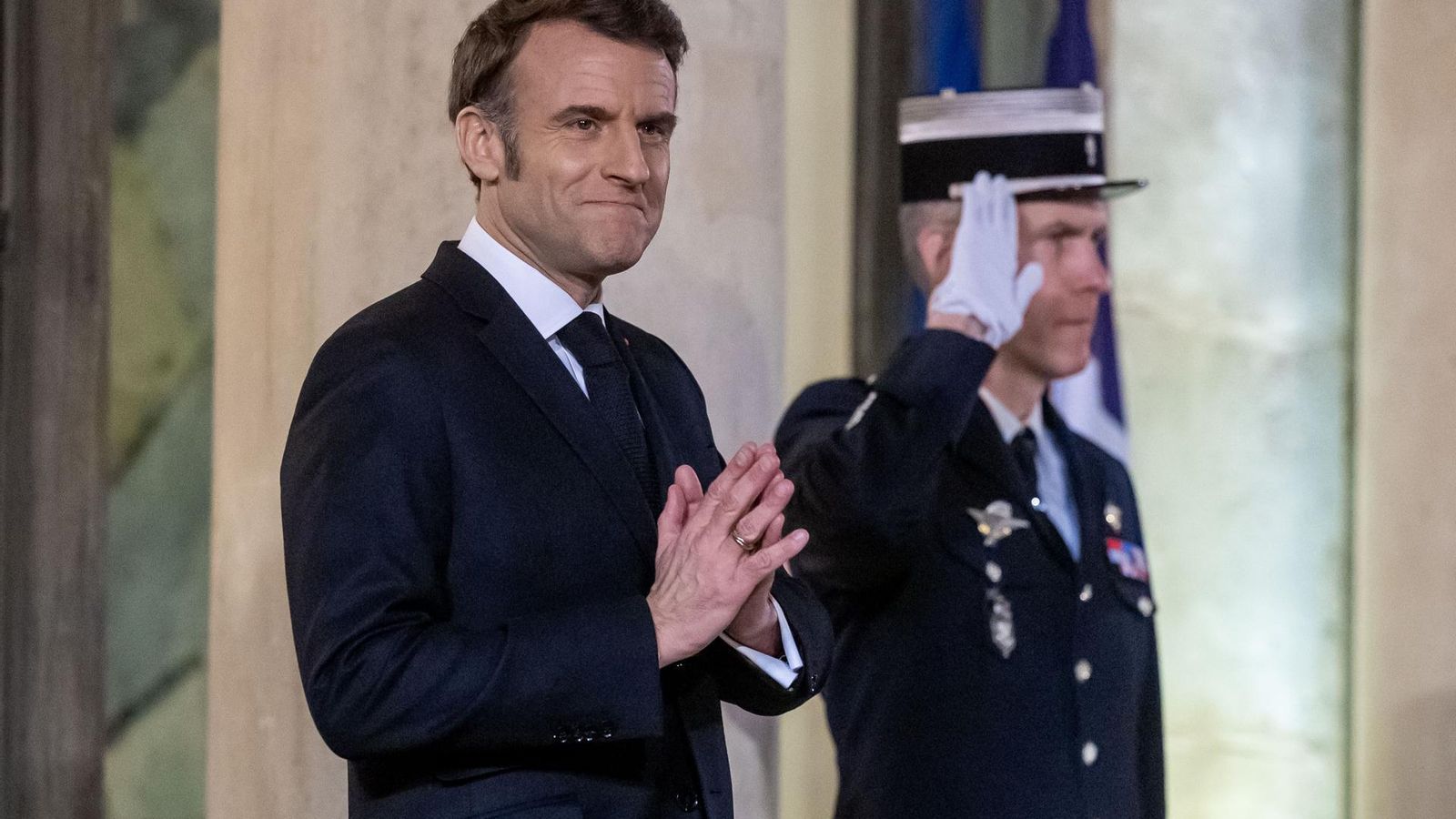 Emmanuel Macron abans de la trobada amb Orbán
