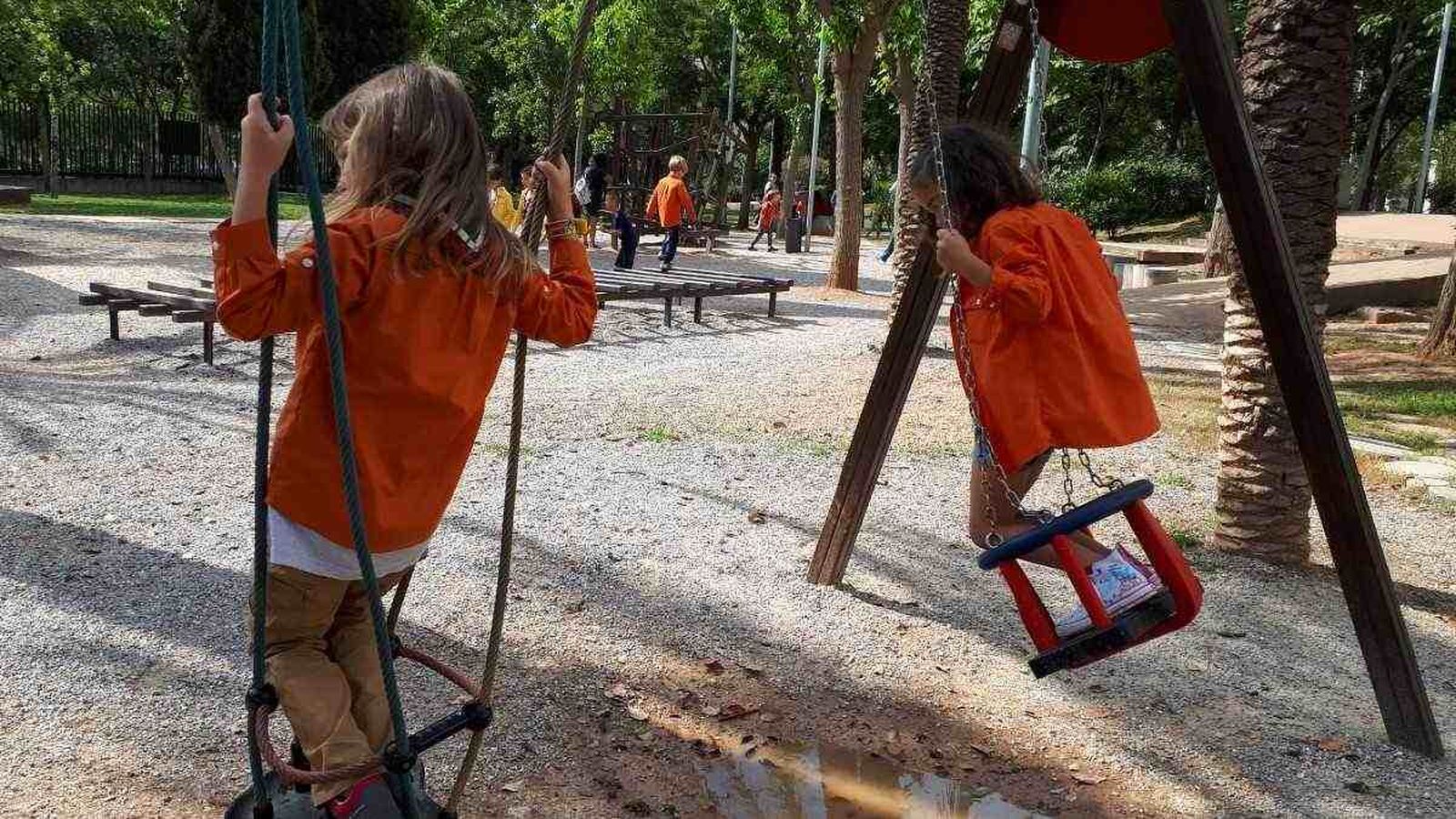 Unes xiquetes juguen al parc de Lledó