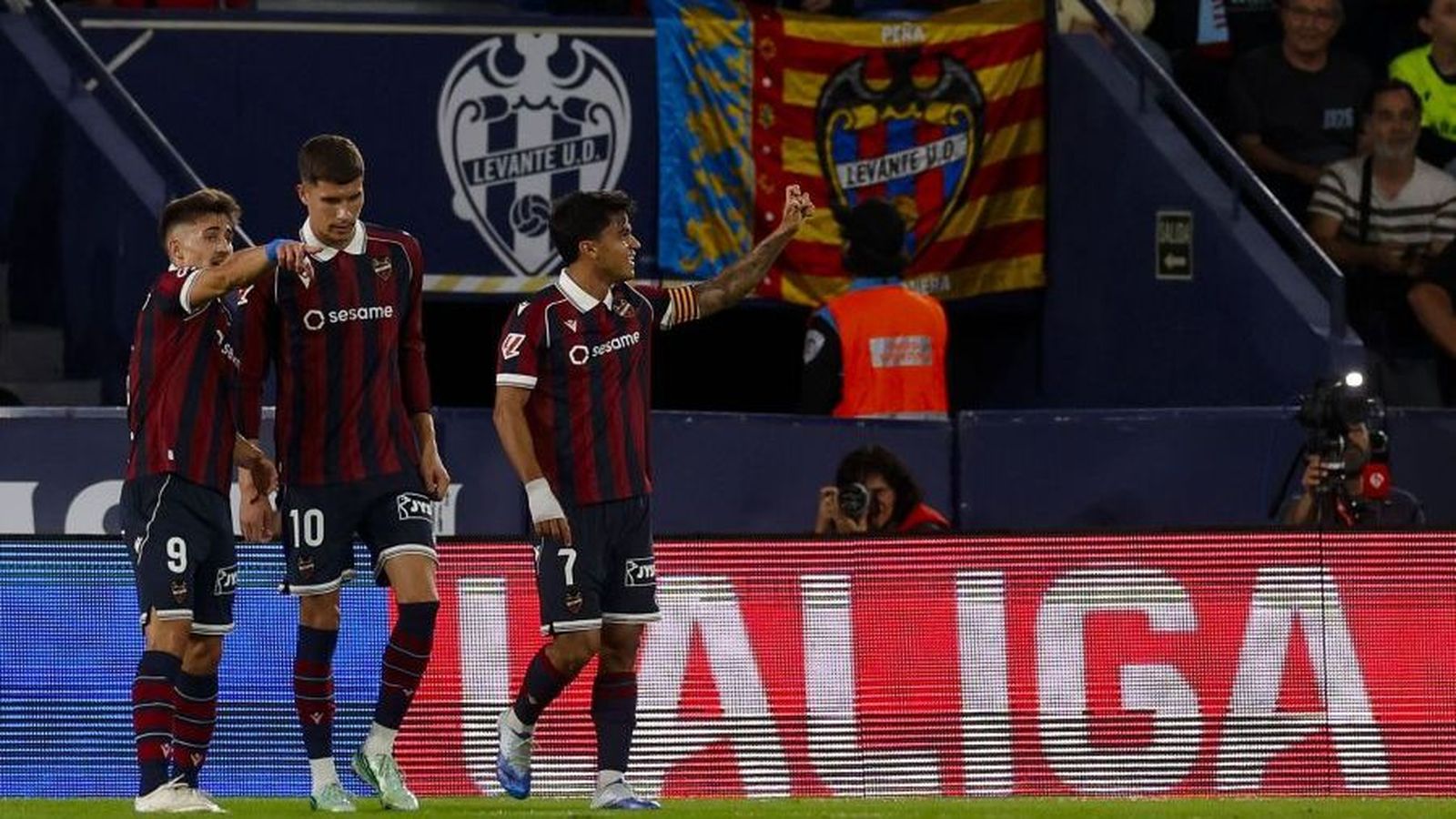 Els jugadors del Llevant celebren un gol
