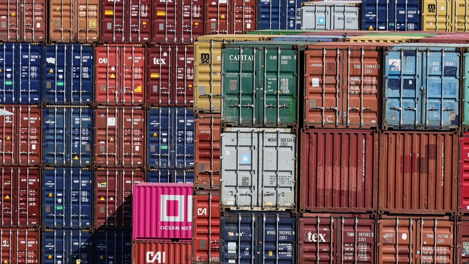 Contenidors apilats al port de Rhein-Neckar en Mannheim, a Alemanya, en una imatge d'esta setmana