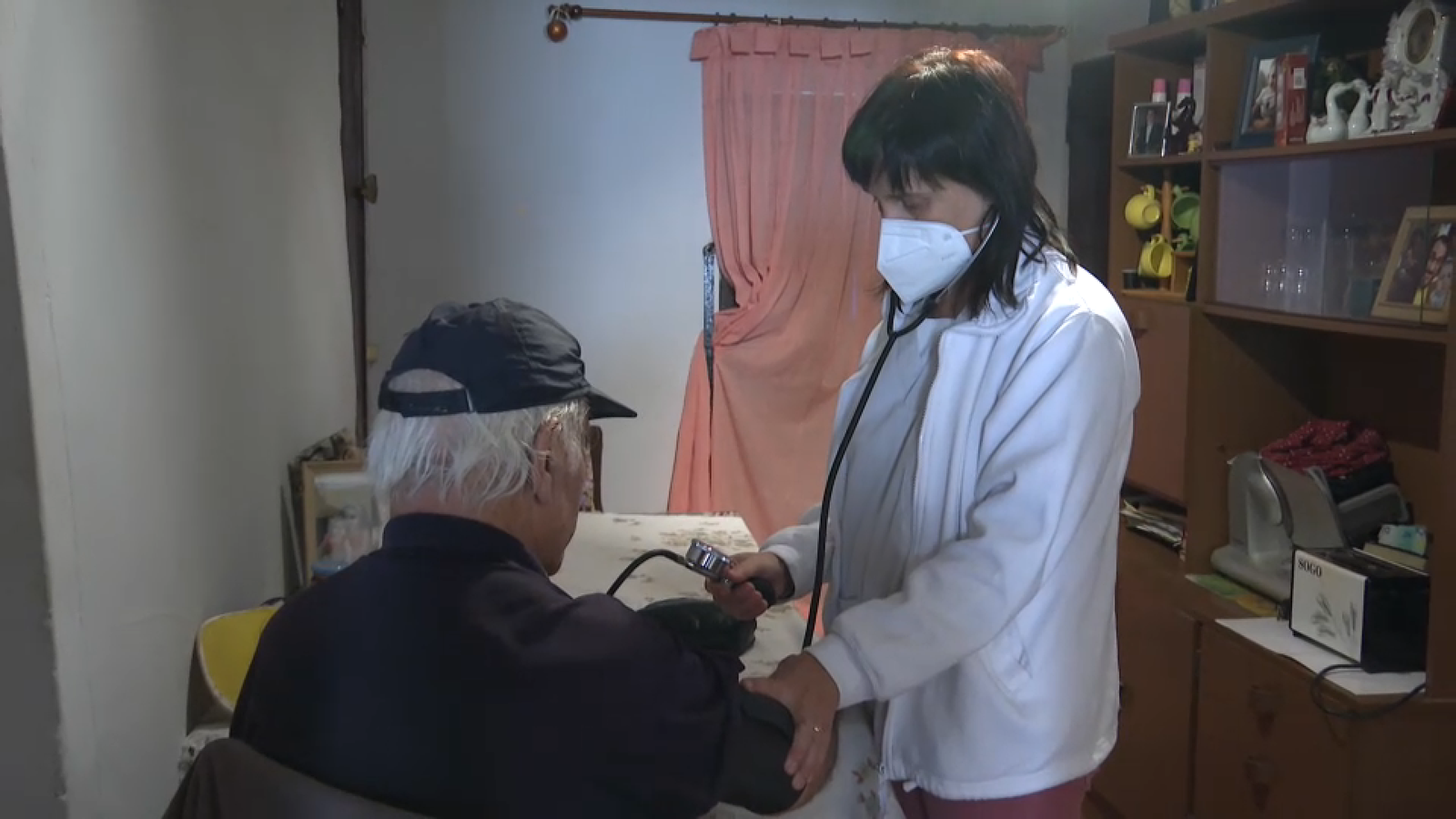 Una metge atén a un pacient en el seu domicili