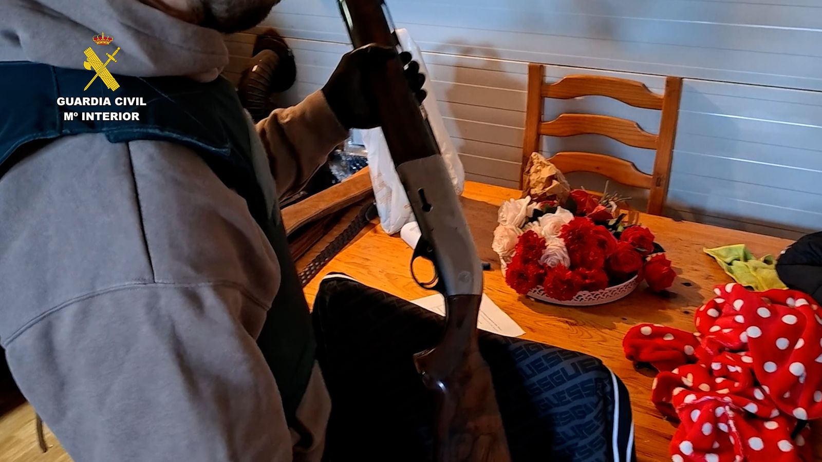 Un agent de la Guàrdia Civil amb part del material requisat