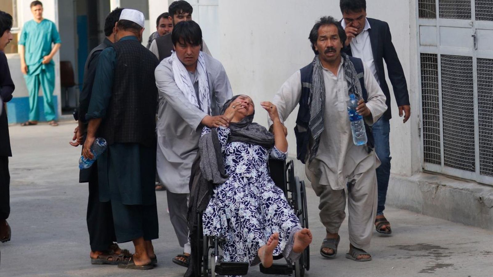Una dona que ha resultat ferida en l'atemptat suïcida arriba a un hospital, a Kabul